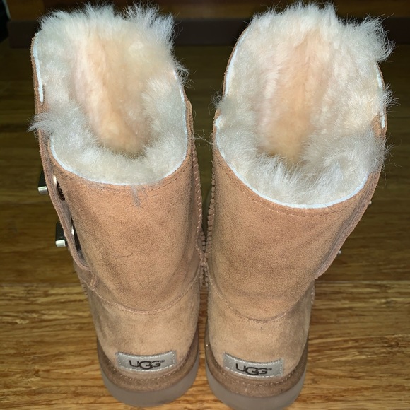 Ugg Short Turnlock Boots - Picture 2 of 4